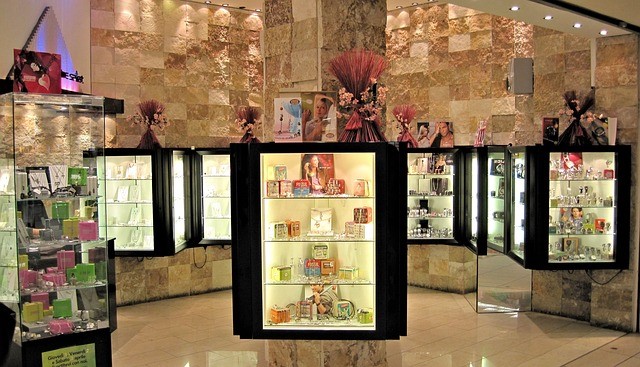 Métodos Infalibles para Mejorar la Decoración de Escaparates de tu tienda decoración de escaparates