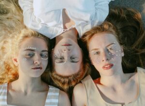 Milagros en las redes sociales actuales existen, por Ricard LLoria influencers generados por ia